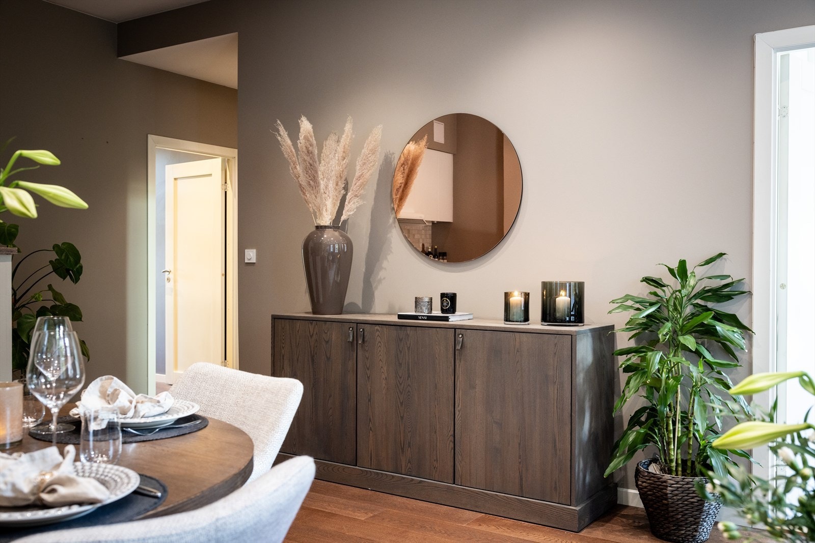 - Gulvflater er belagt med en-stavs parkett - Galleribilde