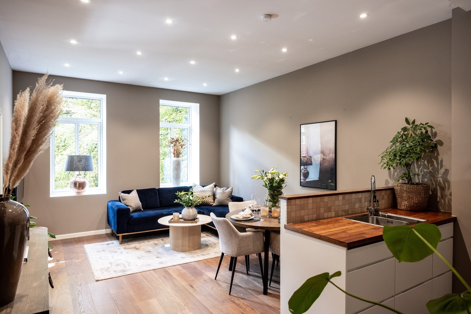 - Lys og hyggelig stue med generøs takhøyde på ca. 2,97 meter - Galleribilde