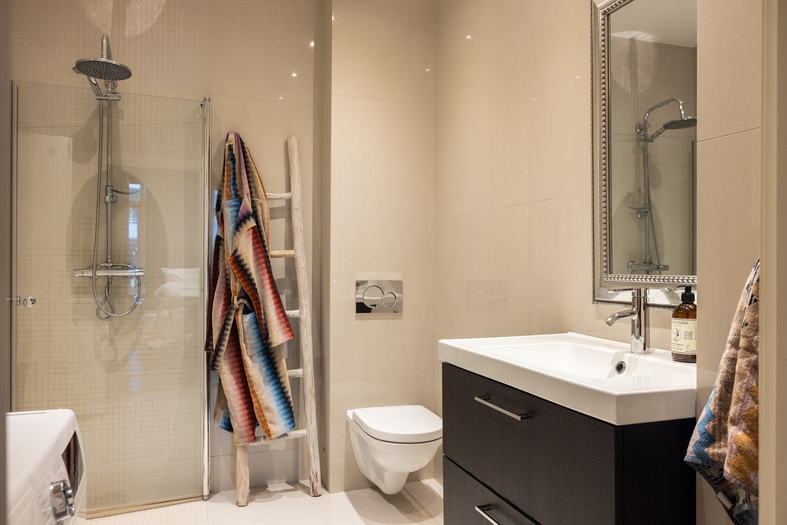 - Baderommet er innredet med vegghengt klosett, servant med innredning og dusjhjørne med svingbare glassdører. Opplegg for vaskemaskin. Balansert ventilasjon - Galleribilde