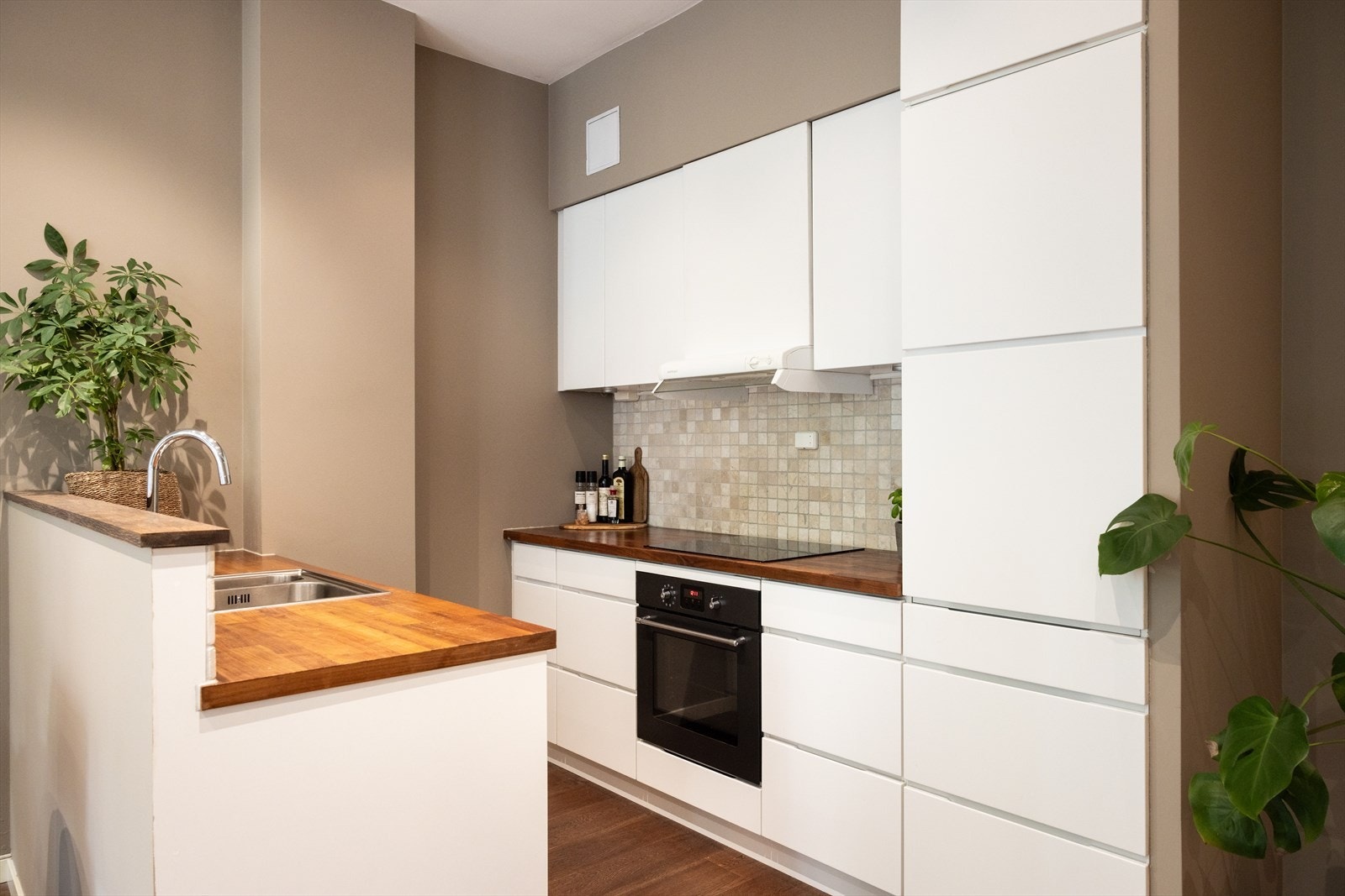 - Av hvitevarer er det integrert platetopp, stekeovn, oppvaskmaskin og kjøl/fryseksap. Avtrekk med komfyrvakt over kokeplass - Galleribilde