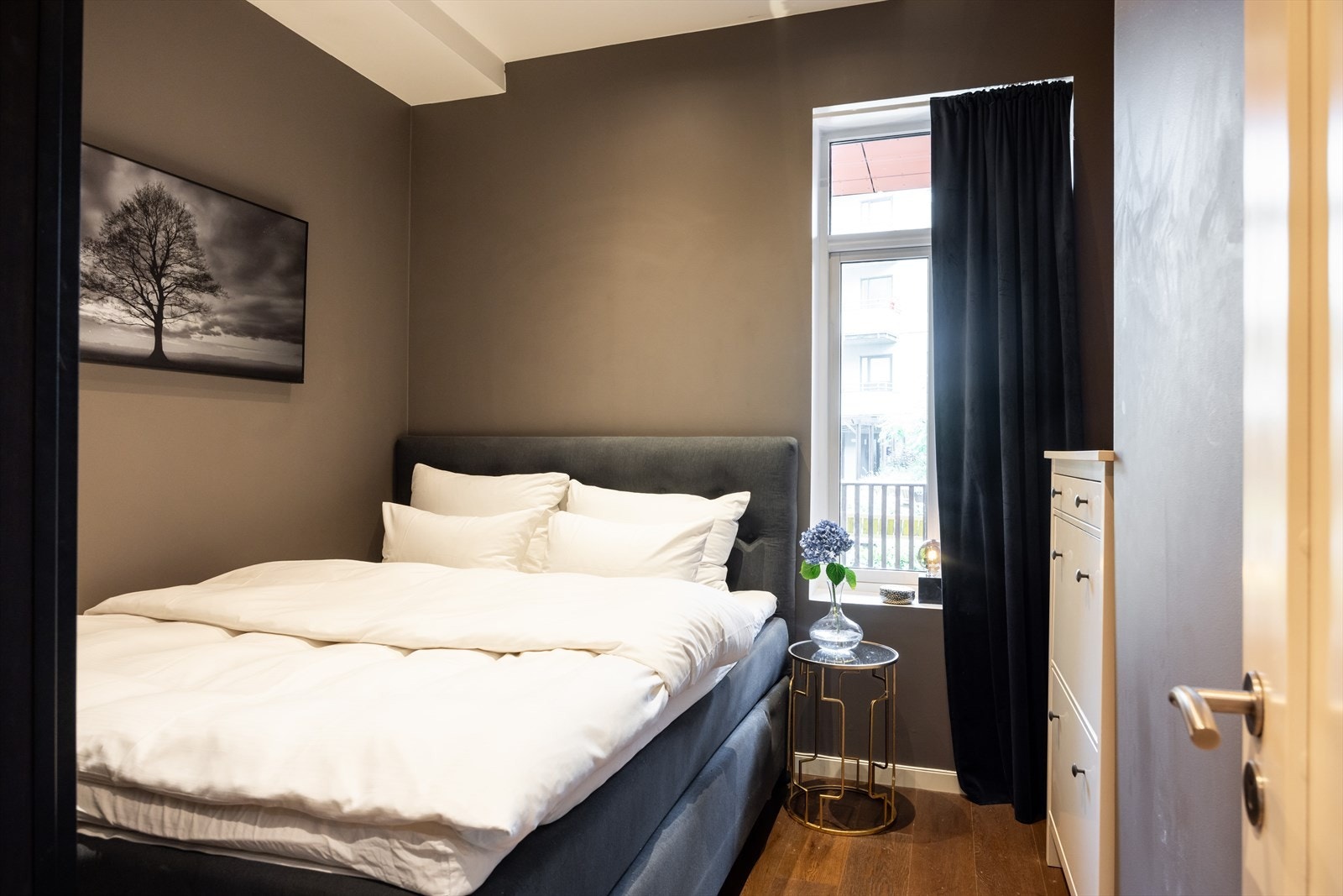 - Leiligheten har to gode soverom som ligger i hver sin ende av leiligheten - Galleribilde