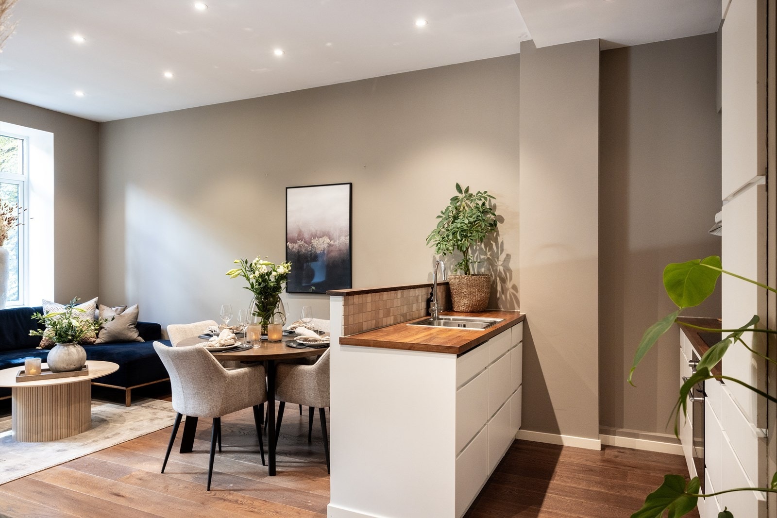 - Kjøkken med åpen løsning mot stuen - Galleribilde