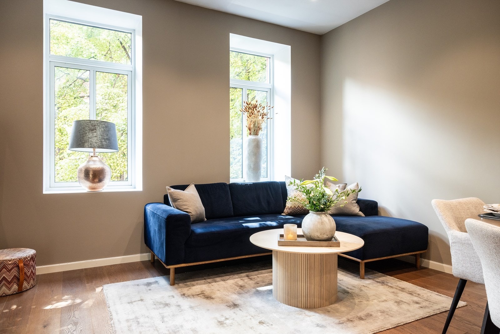 - God plass til sofaseksjon med tilhørende møblement og TV-benk - Galleribilde