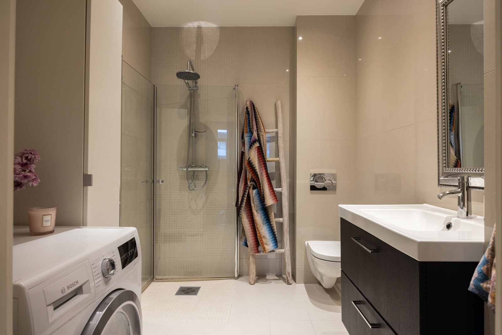 - Pent, flislagt baderom fra 2015 med varme i gulvet og downlights i himling - Galleribilde