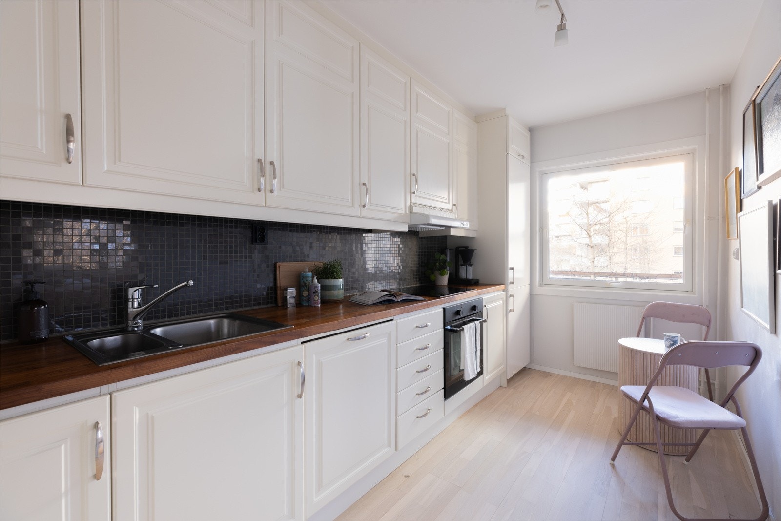 Innholdsrik og moderne innredning med rikelig lagringsplass. Galleribilde