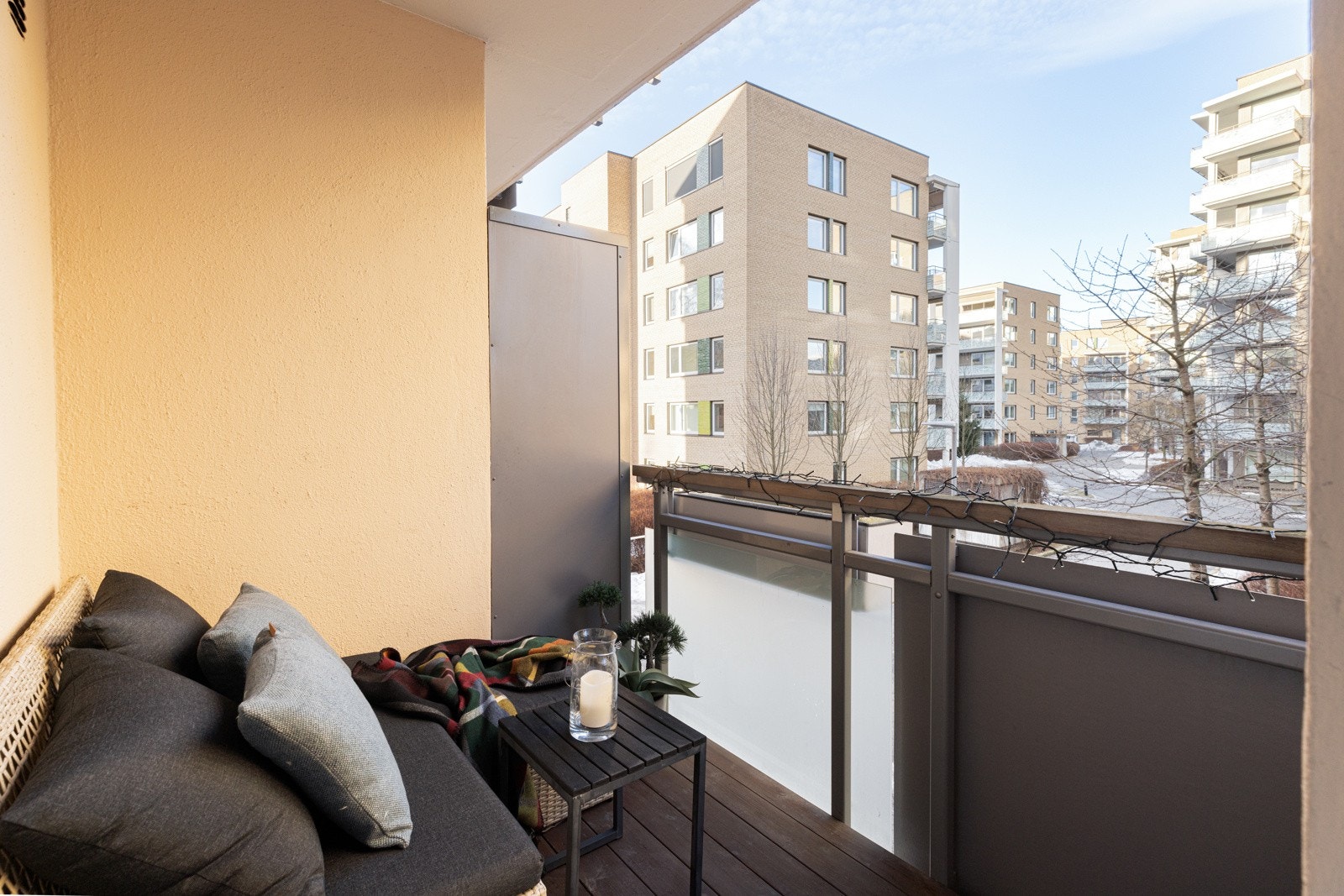 Balkongen ligger skjermet fra vei og fremstår lun og koselig. Galleribilde