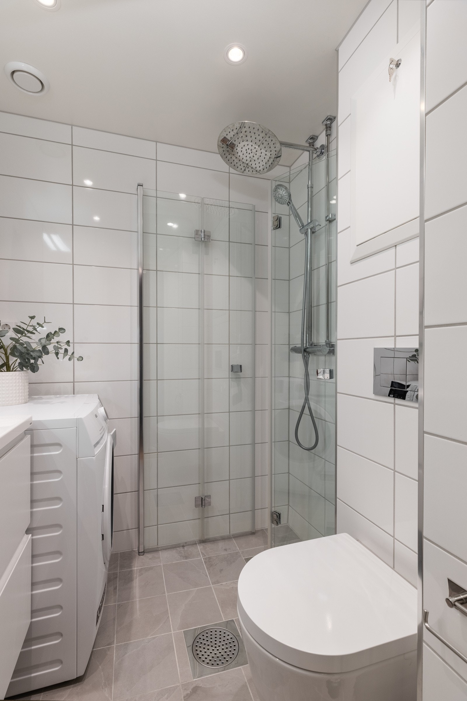 Badet er renovert i regi av borettslaget i 2022/2023 og fremstår svært moderne og fint. Galleribilde