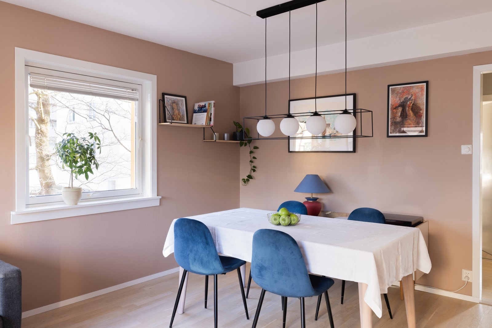 Stuen er romslig og du kan fint innrede med stort spisebord i hverdagen! Galleribilde