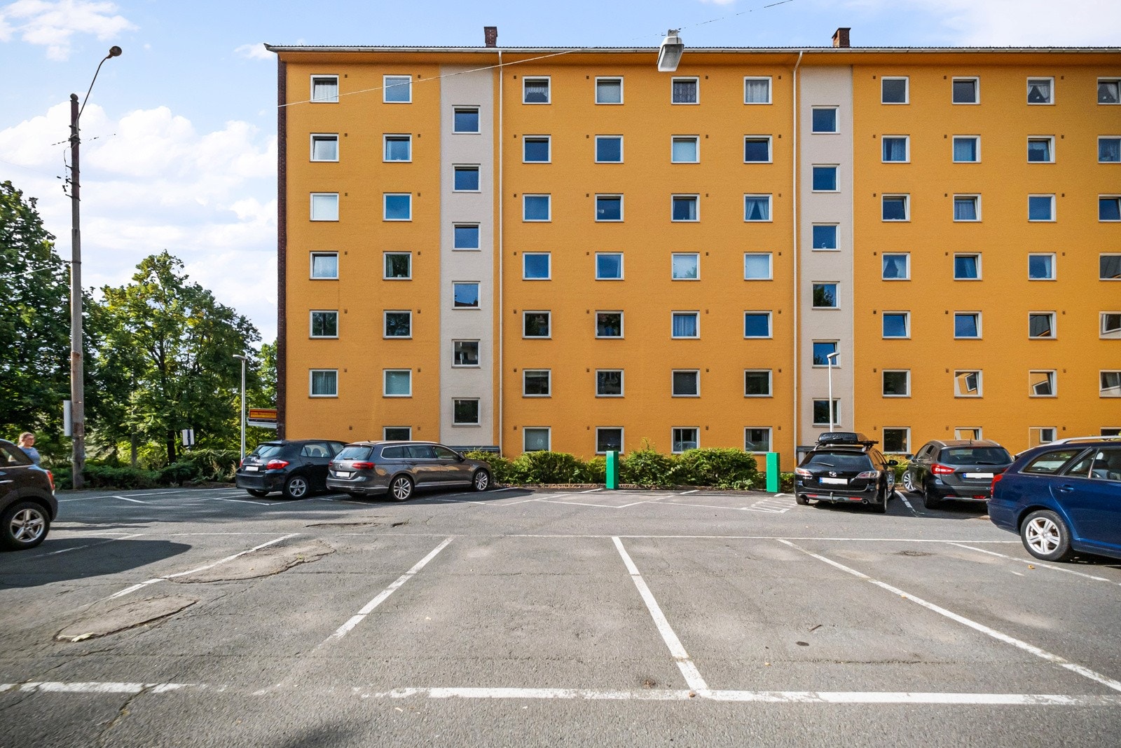 Fasade på sommerstid. Det er mulig å leie parkeringsplasser etter venteliste i borettslaget. Galleribilde