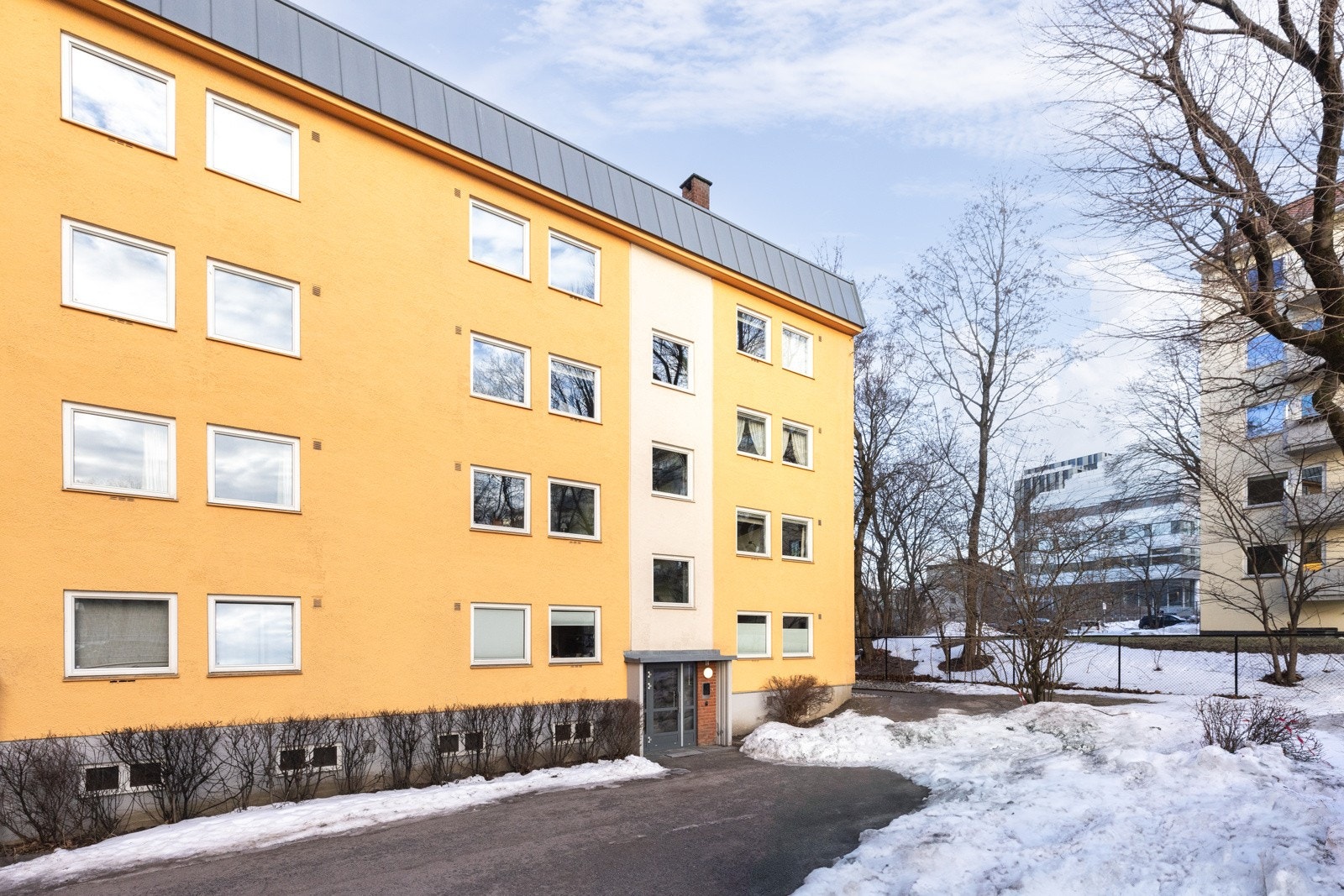 Leiligheten ligger i den innerste oppgangen - mye luft rundt bygget. Galleribilde