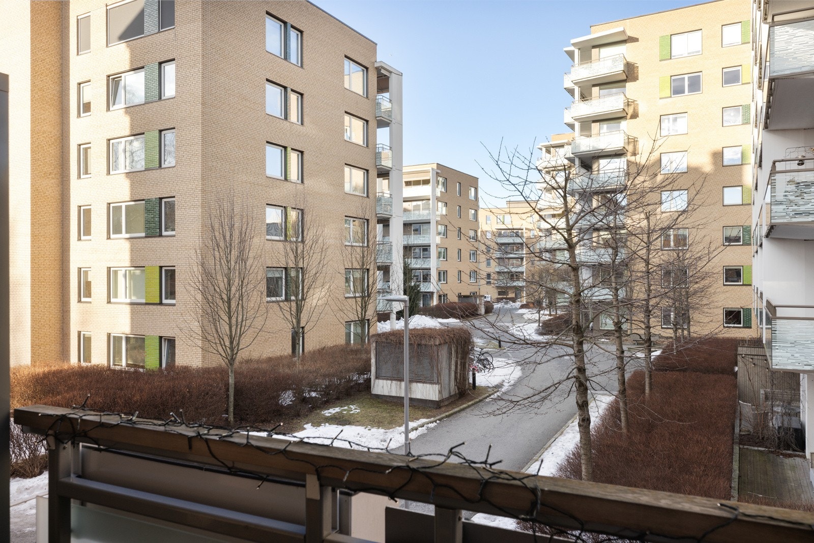 Balkongen vender ut mot rolige internveier på Lillo. Galleribilde