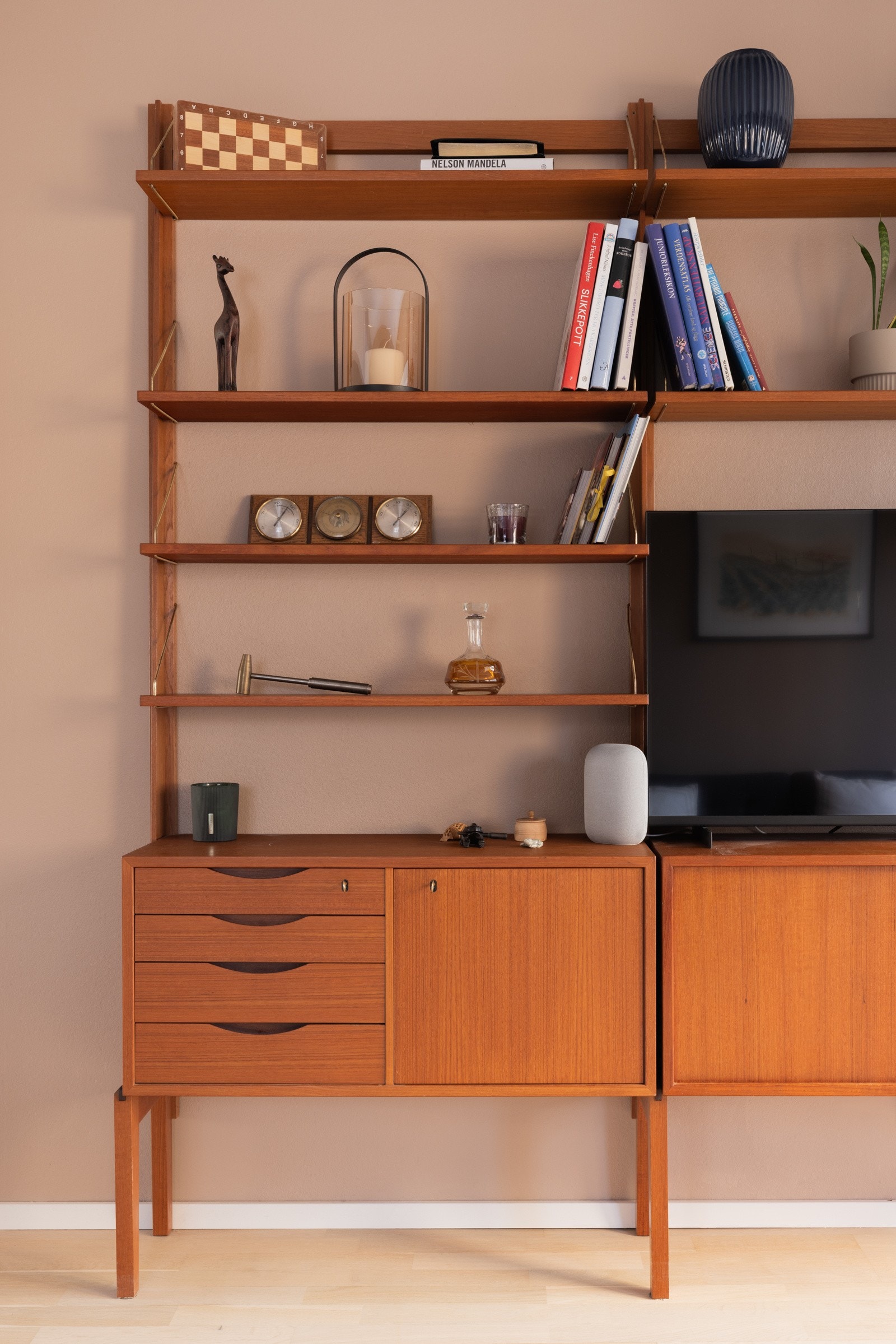 Store veggflater som er malt i delikate fargetoner. Galleribilde