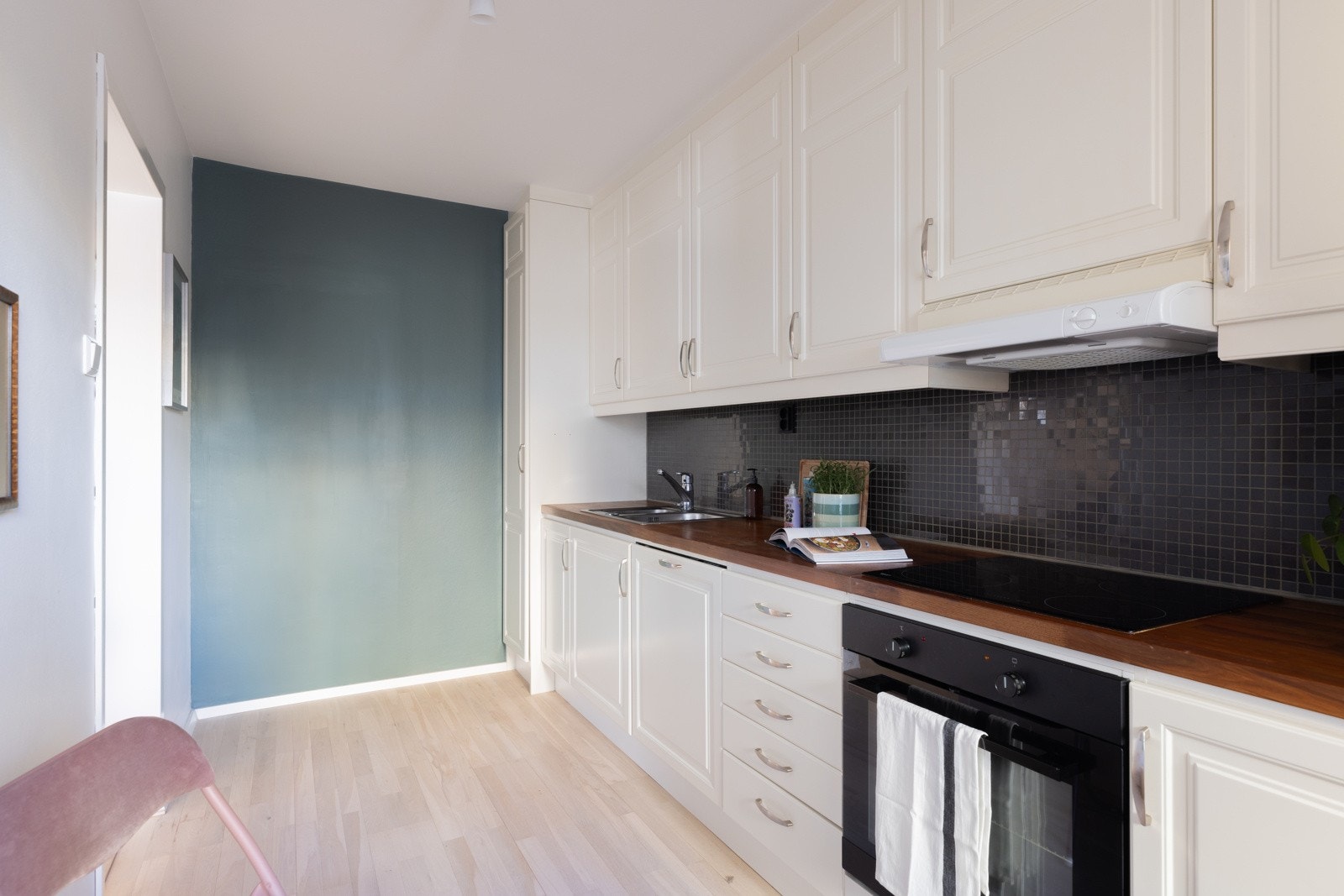 Perfekt planløsning mot stue - dog skjermet med vegg som gir en god sonefordeling. Galleribilde