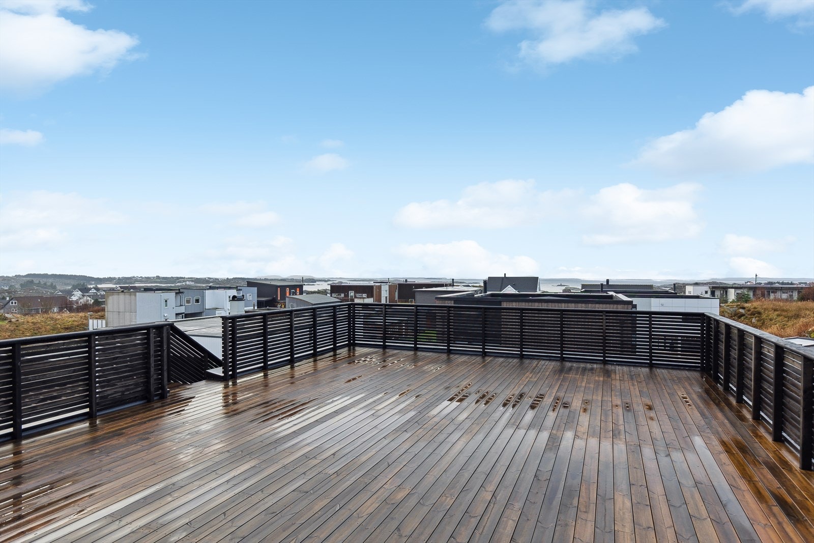 Stor takterrasse på 75 m², og med vidstrakt utsikt så langt øye kan se. Galleribilde