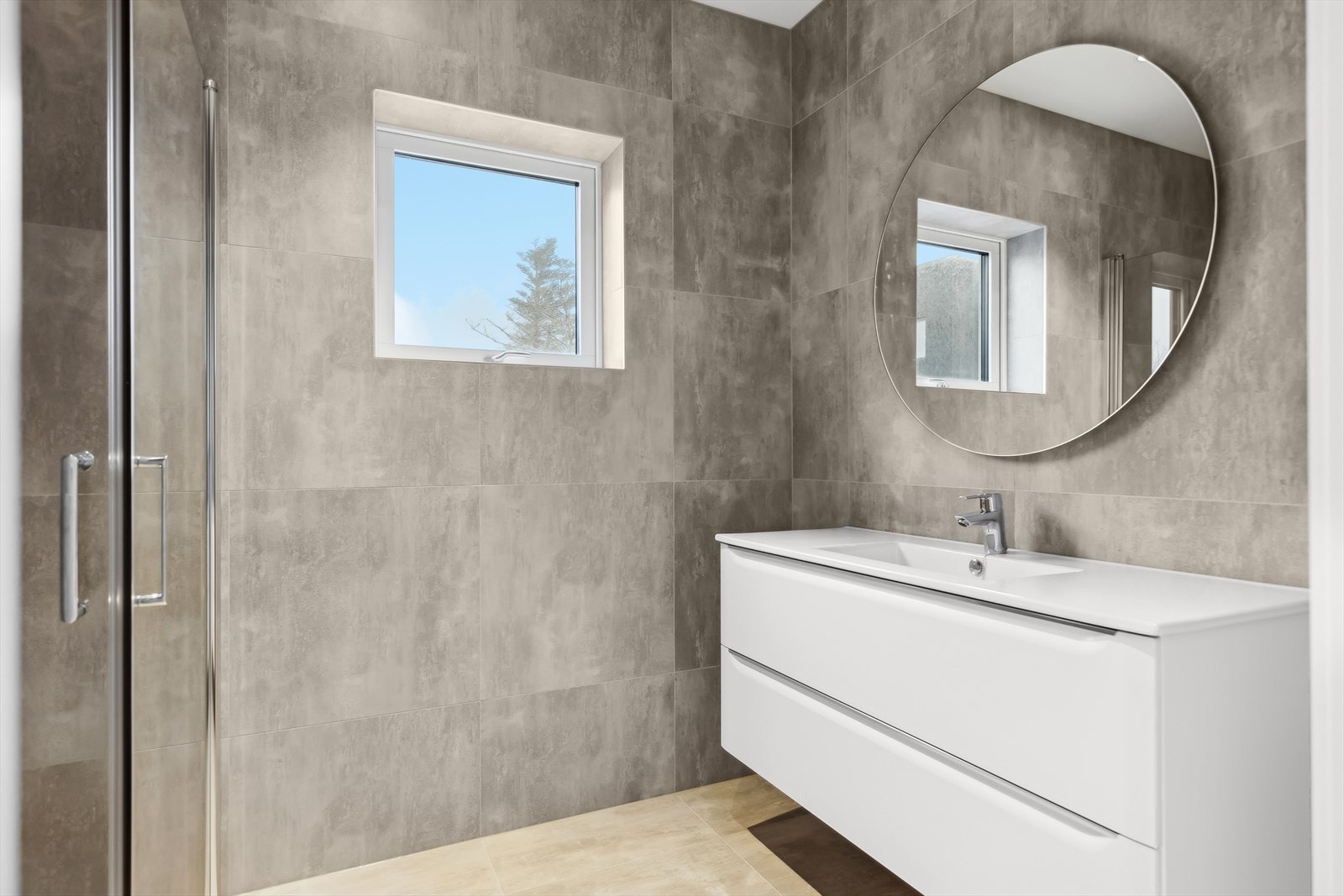 1.etasje har eget baderom og vaskerom som er både praktisk og funksjonelt. Galleribilde