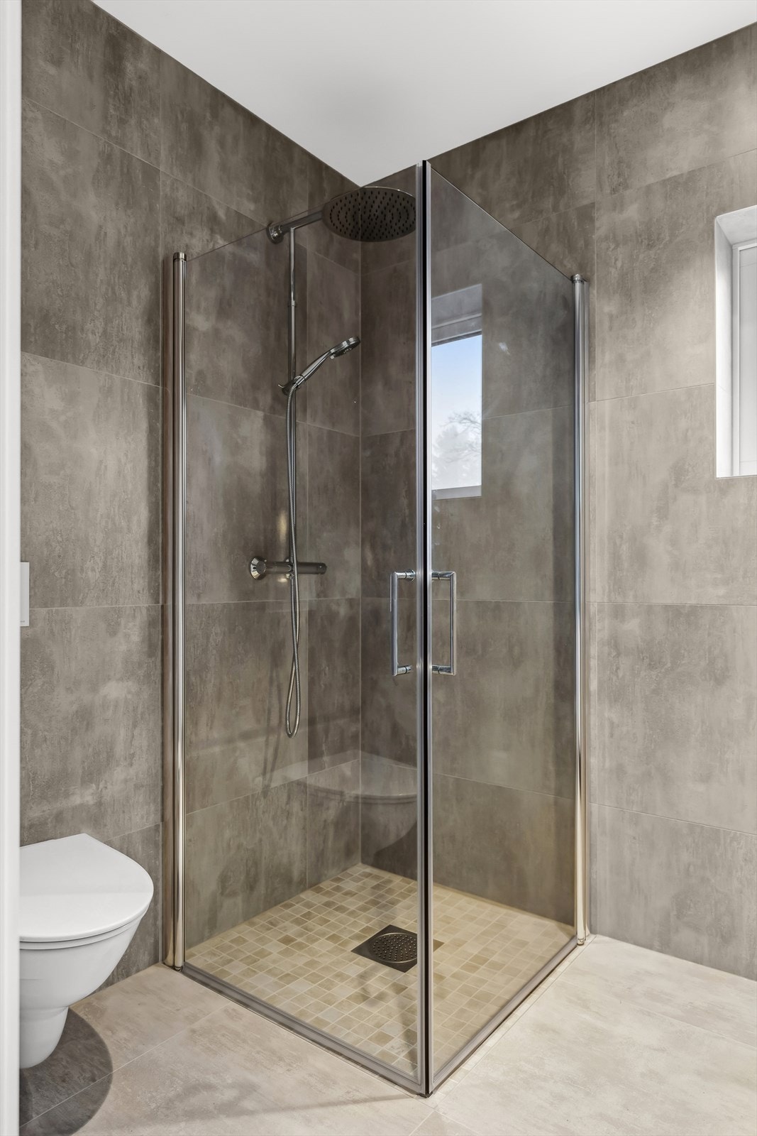 Baderommet har et integrert dusjhjørne, med waterfall og dobbelt dusjhodet. Galleribilde