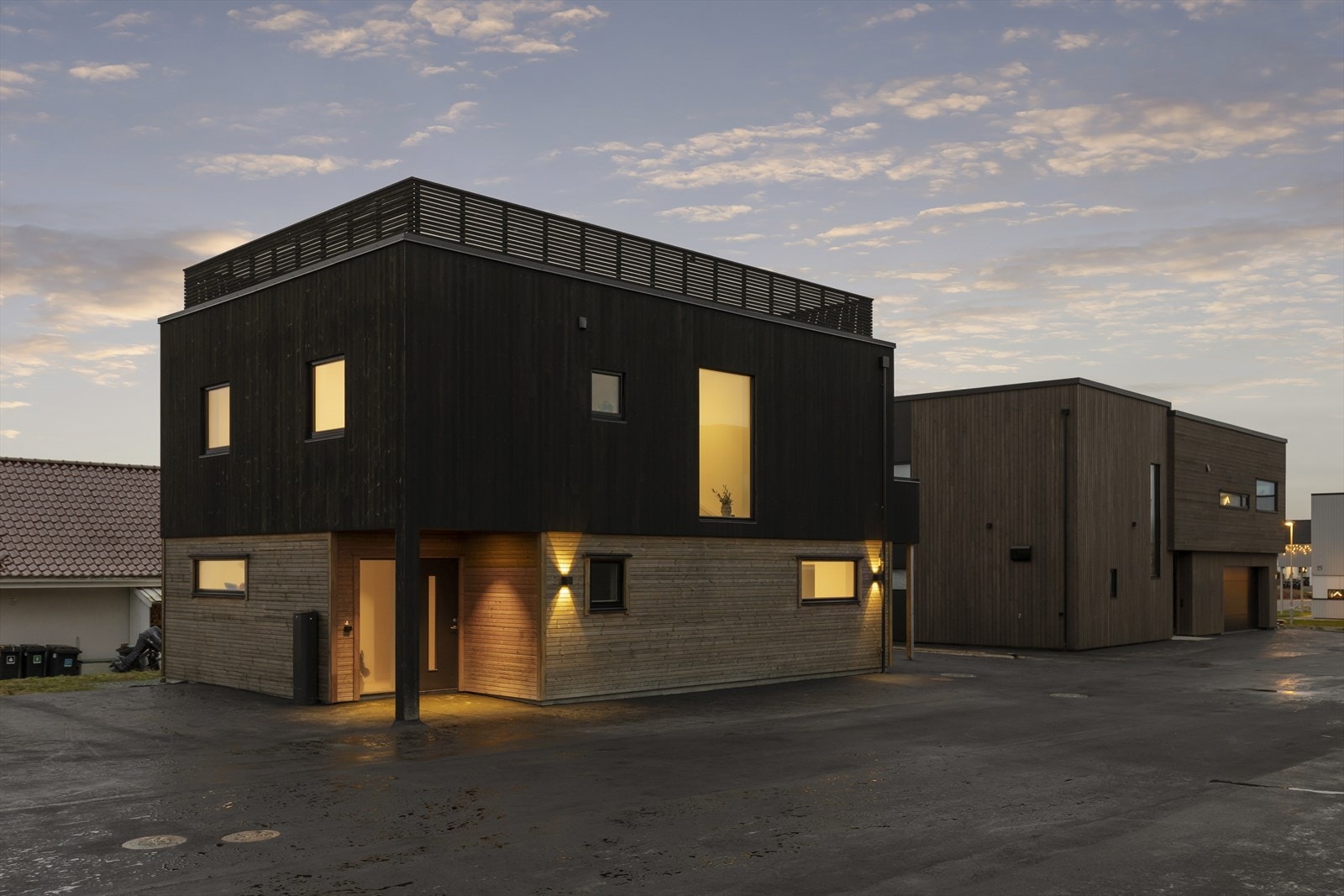 Boligen har stort uteområder med god plass til gjesteparkering. Galleribilde