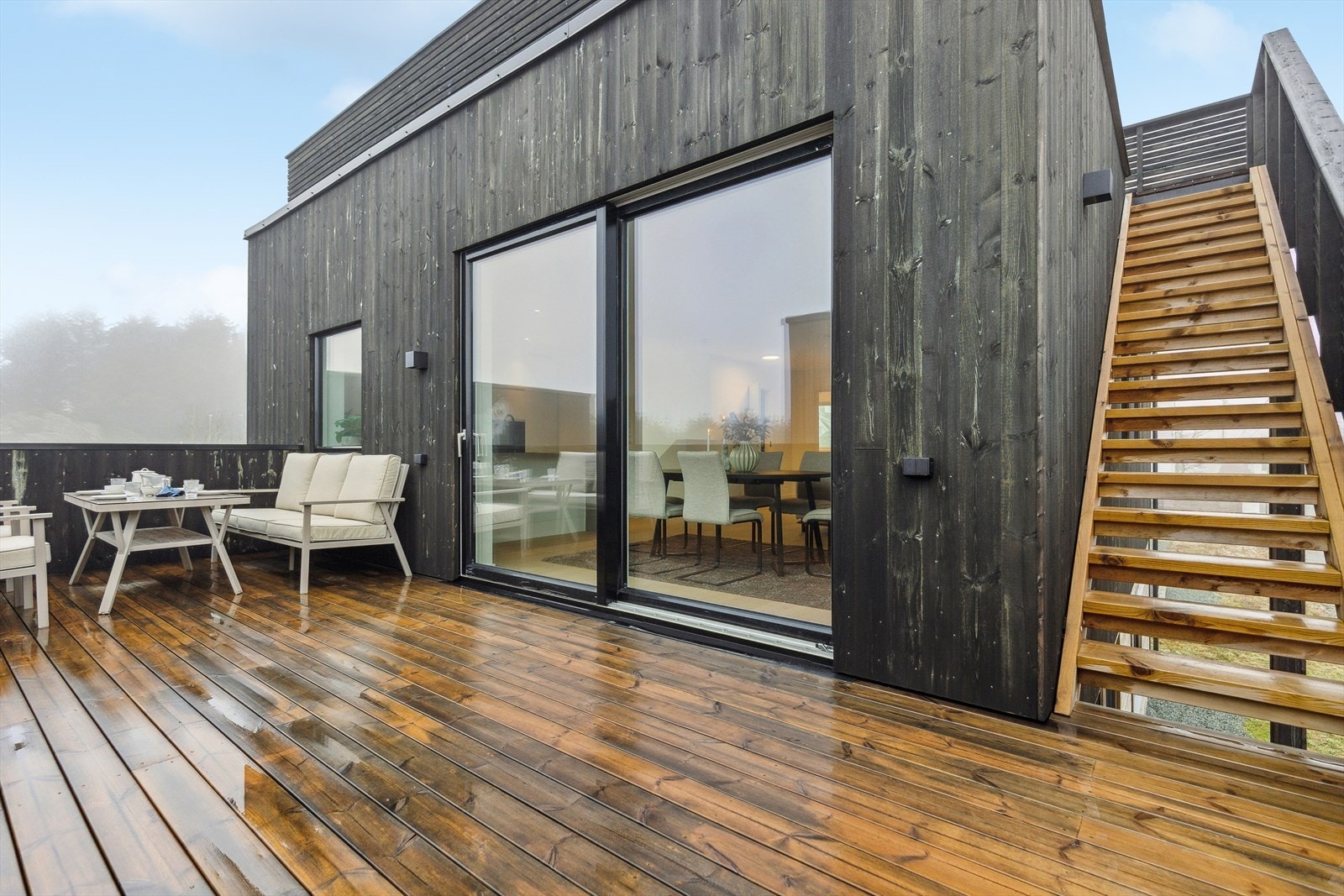 Fra balkongen er det trapp opp til takterrassen med en eventyrlig utsikt. Galleribilde