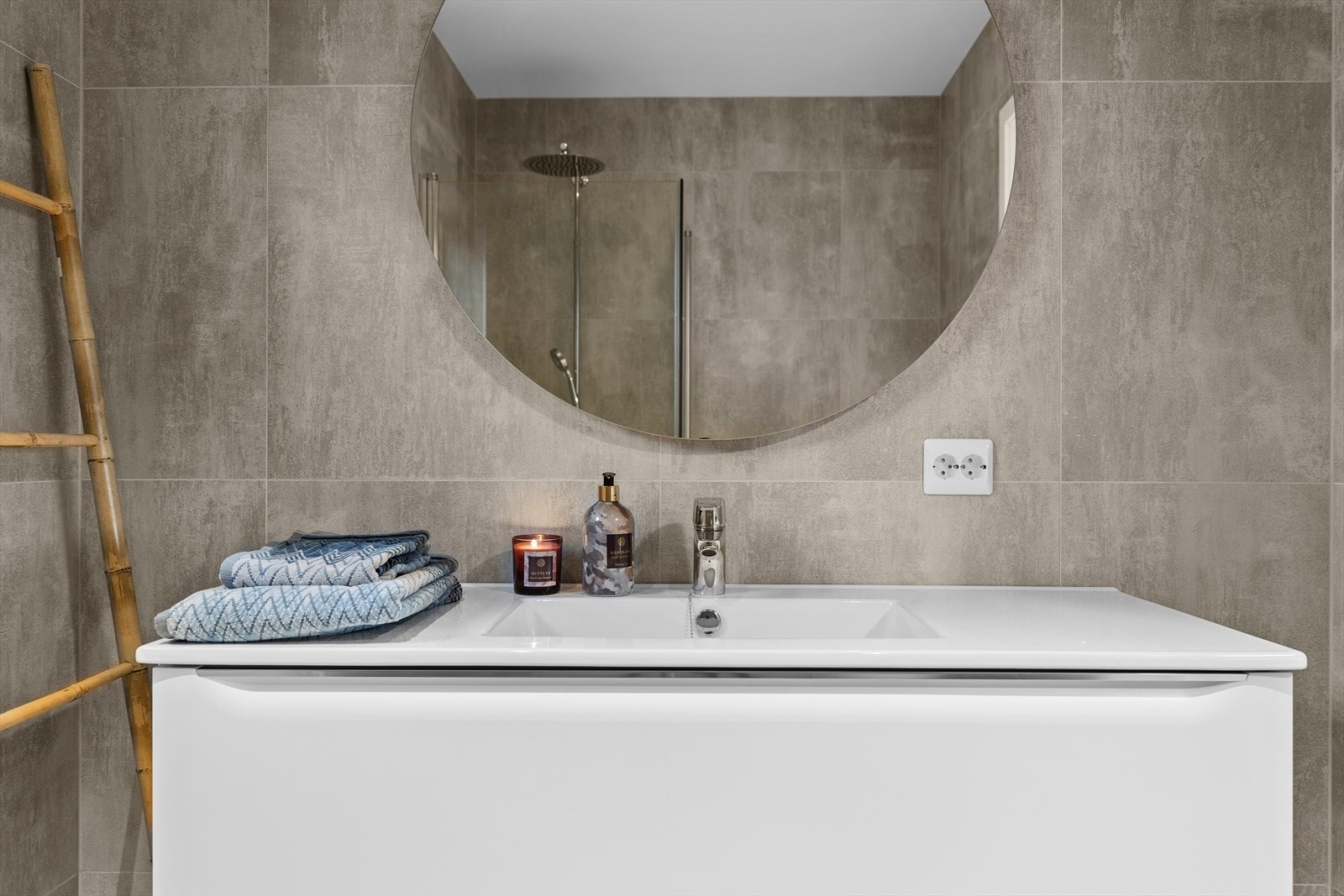 Nedfelt servant med integrert oppbevaringsplass. Galleribilde