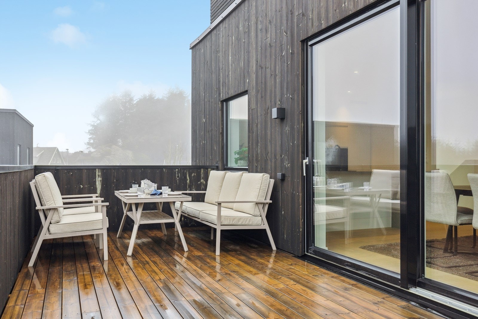 Balkongen har flere flotte sittegrupper. Galleribilde