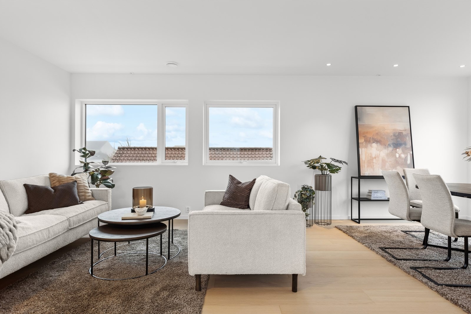 Kombinasjonen av stue og spisestue gjør det mulig å nyte både store og små selskaper. Galleribilde