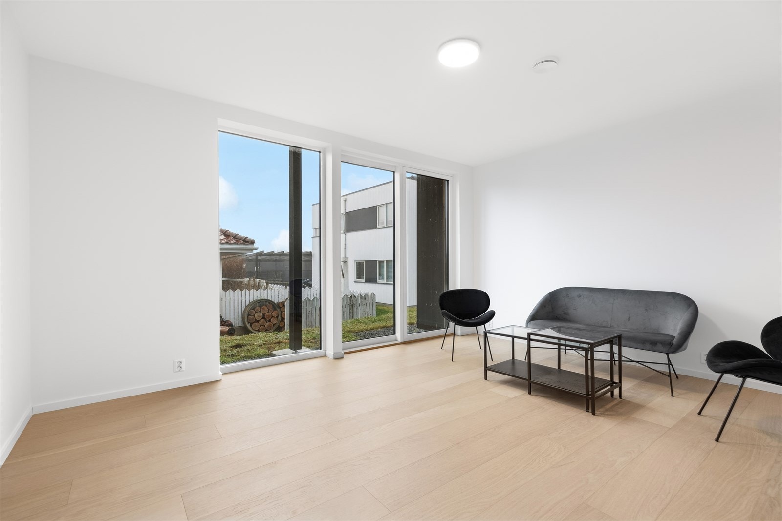 Tilhørende glass-skyvedører ut til plen og hage. Galleribilde