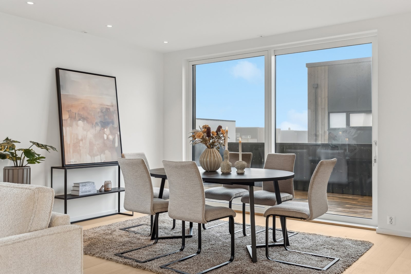 Adkomst ut til balkongen forlenger spisestuen på varme sommerdager. Galleribilde