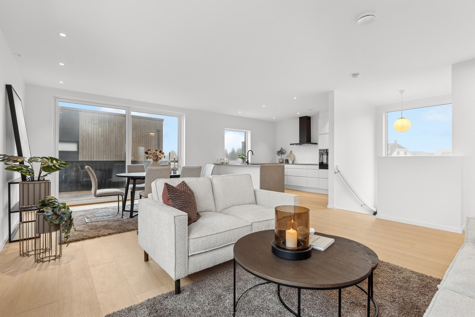 Åpen stue- og kjøkkenløsning gir rommet en hyggelig atmosfære, og med flere møbleringsmuligheter. Galleribilde