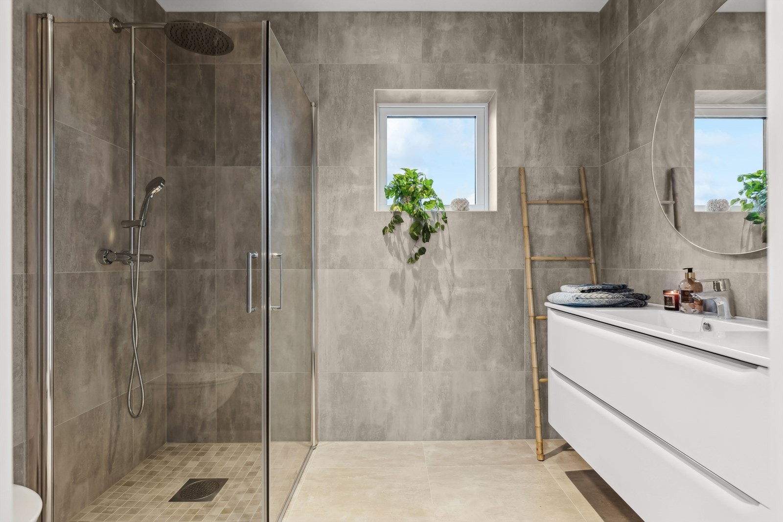 Boligens baderom har et stilrent og velutført design, med moderne materialer av høy kvalitet som skaper en luksuriøs og avslappende atmosfære. Galleribilde