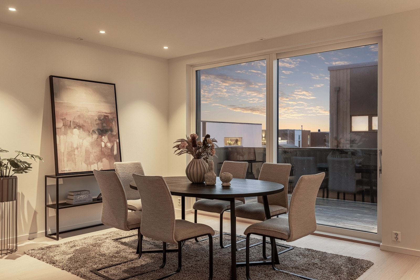 Downlights i himling skaper en stemningsfull atmosfære om kvelden. Galleribilde