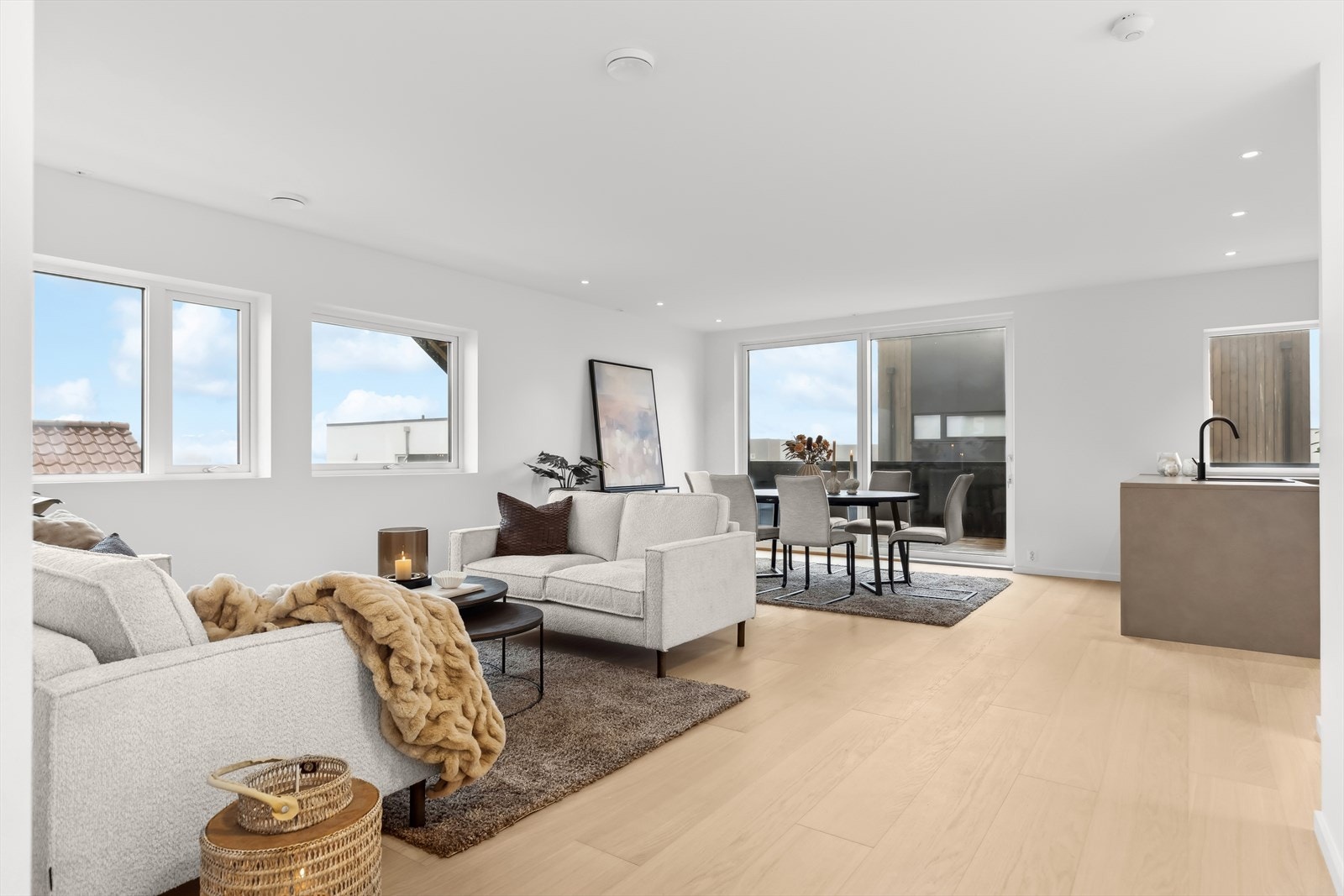 En rålekker funkis-bolig med gjennomgående høy standard, 75m² takterrasse og carport. Galleribilde