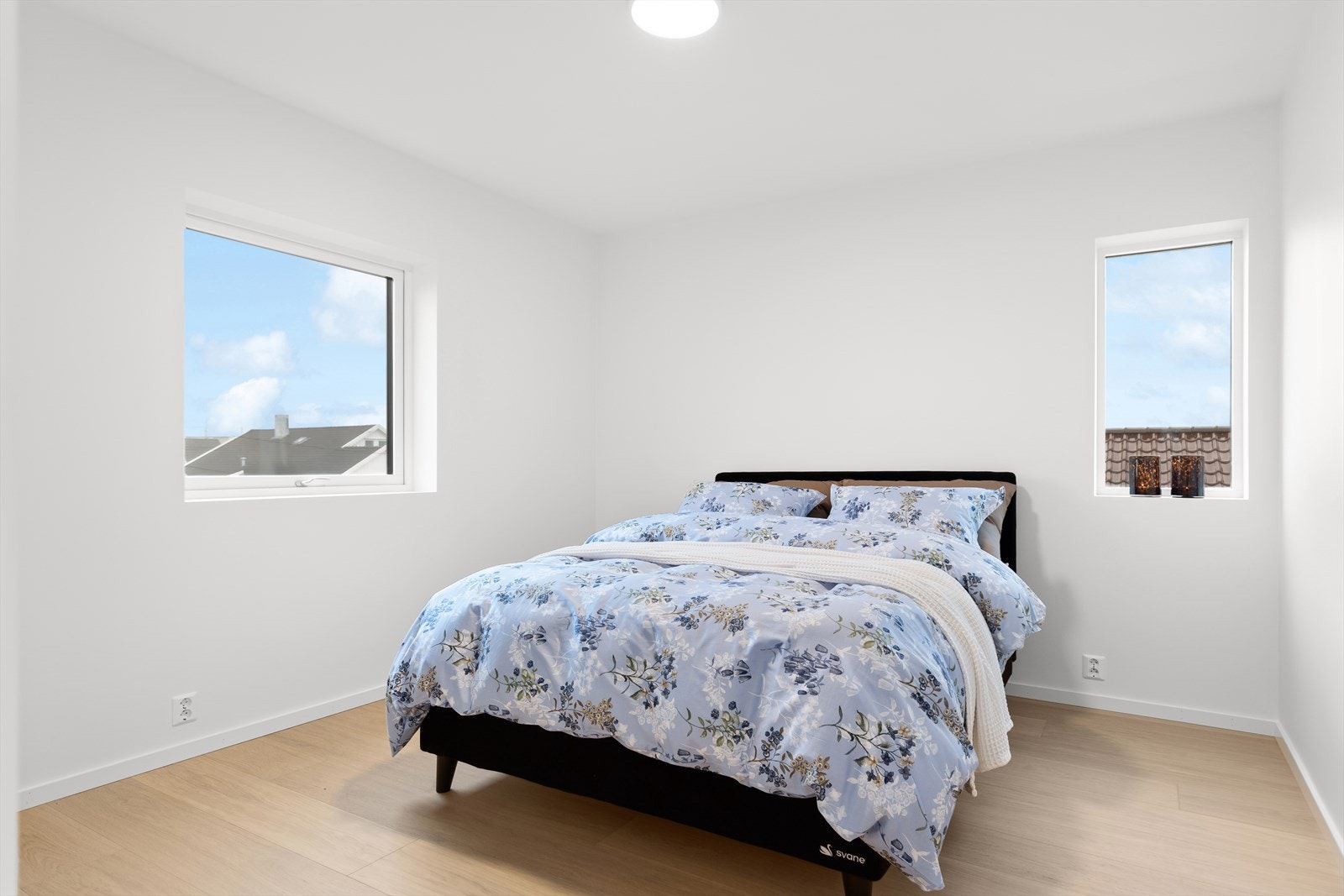 Hovedsoverommet har to vindusflater som bidrar til naturlig lysinnslipp. Galleribilde