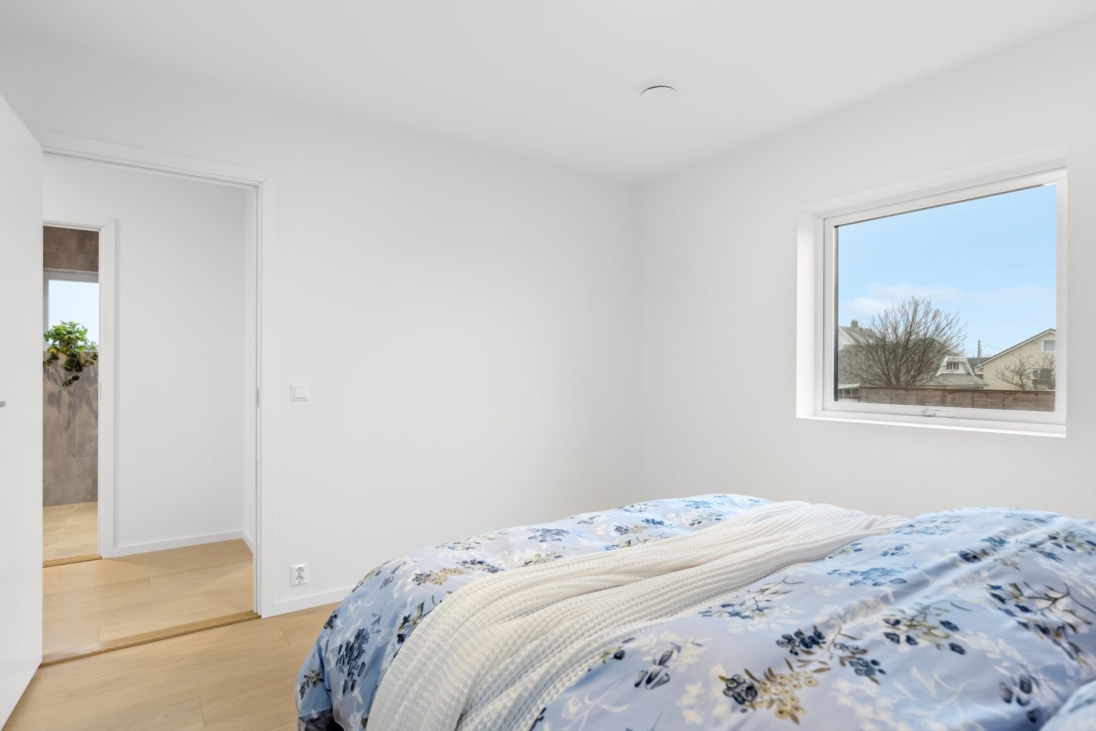 God plass til dobbeltseng, nattbord, kommode og diverse. Galleribilde