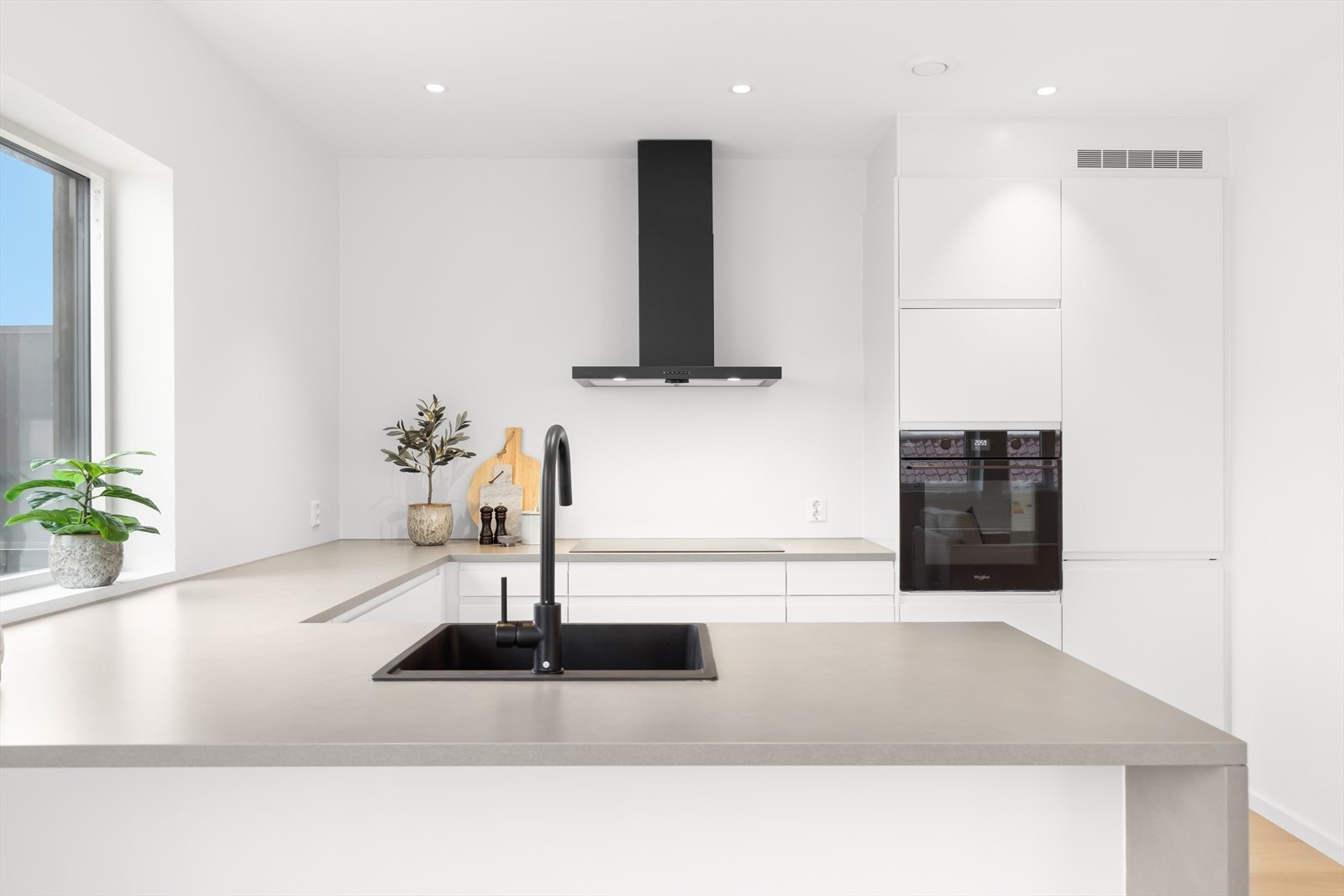 Et lekkert Norema-kjøkken med integrerte hvitevarer og moderne design. Galleribilde