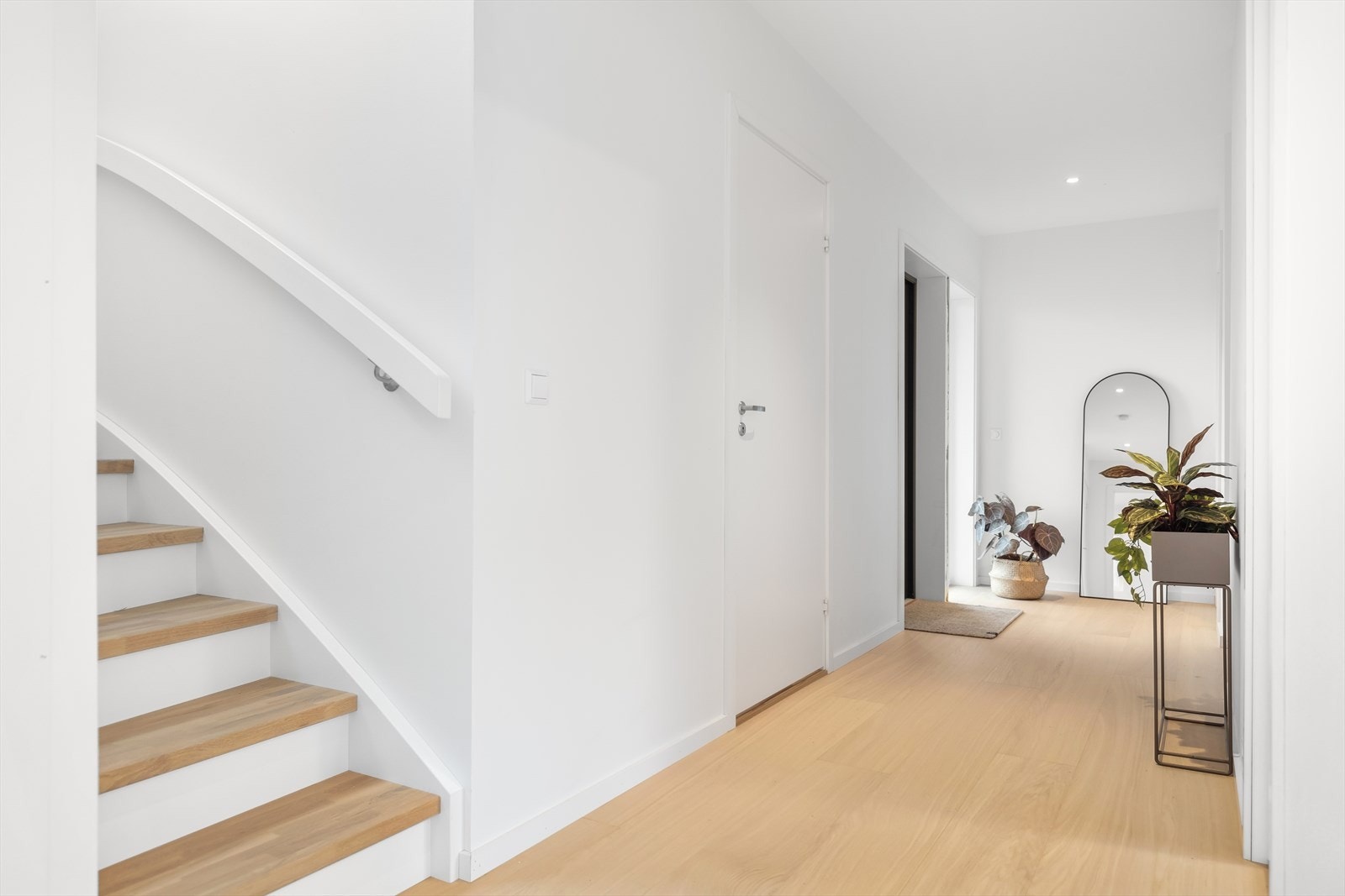 Boligen har en lys og innbydende entré med eikeparkett på gulvet og nøytrale farger gjennom hele boligen. Galleribilde