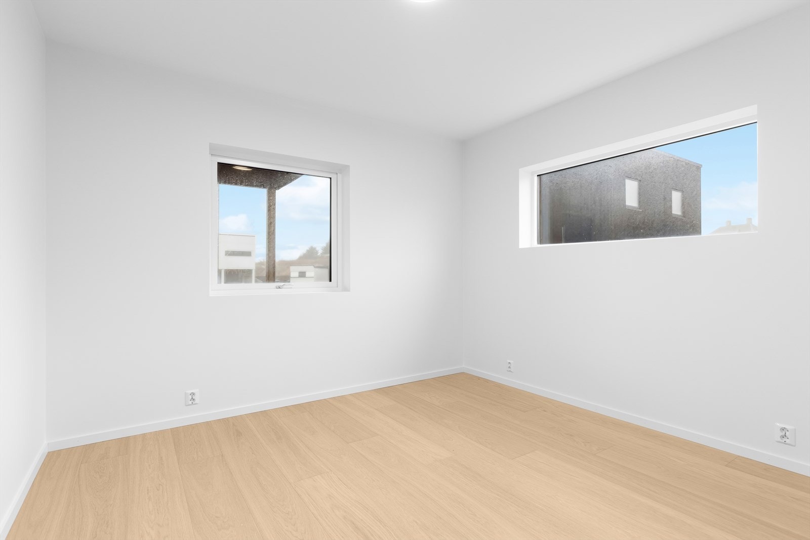 Boligen har fire romslige soverom, fordelt med to i hver etasje Galleribilde