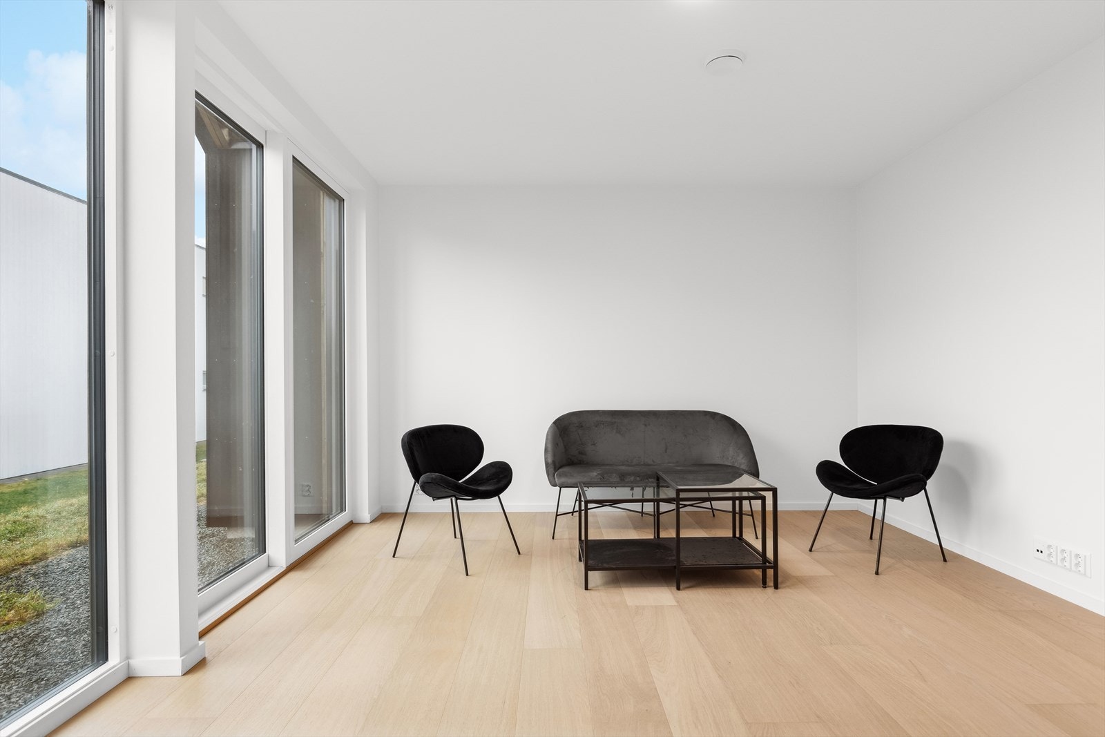 1.etasje har en stue med store vindusflater og gode innredningsmuligheter. Galleribilde