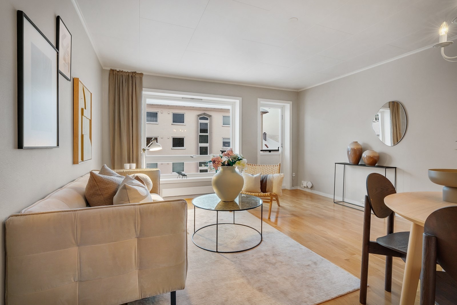 - Med de store vindusflatene slipper det inn rikelig med naturlig lys - Galleribilde