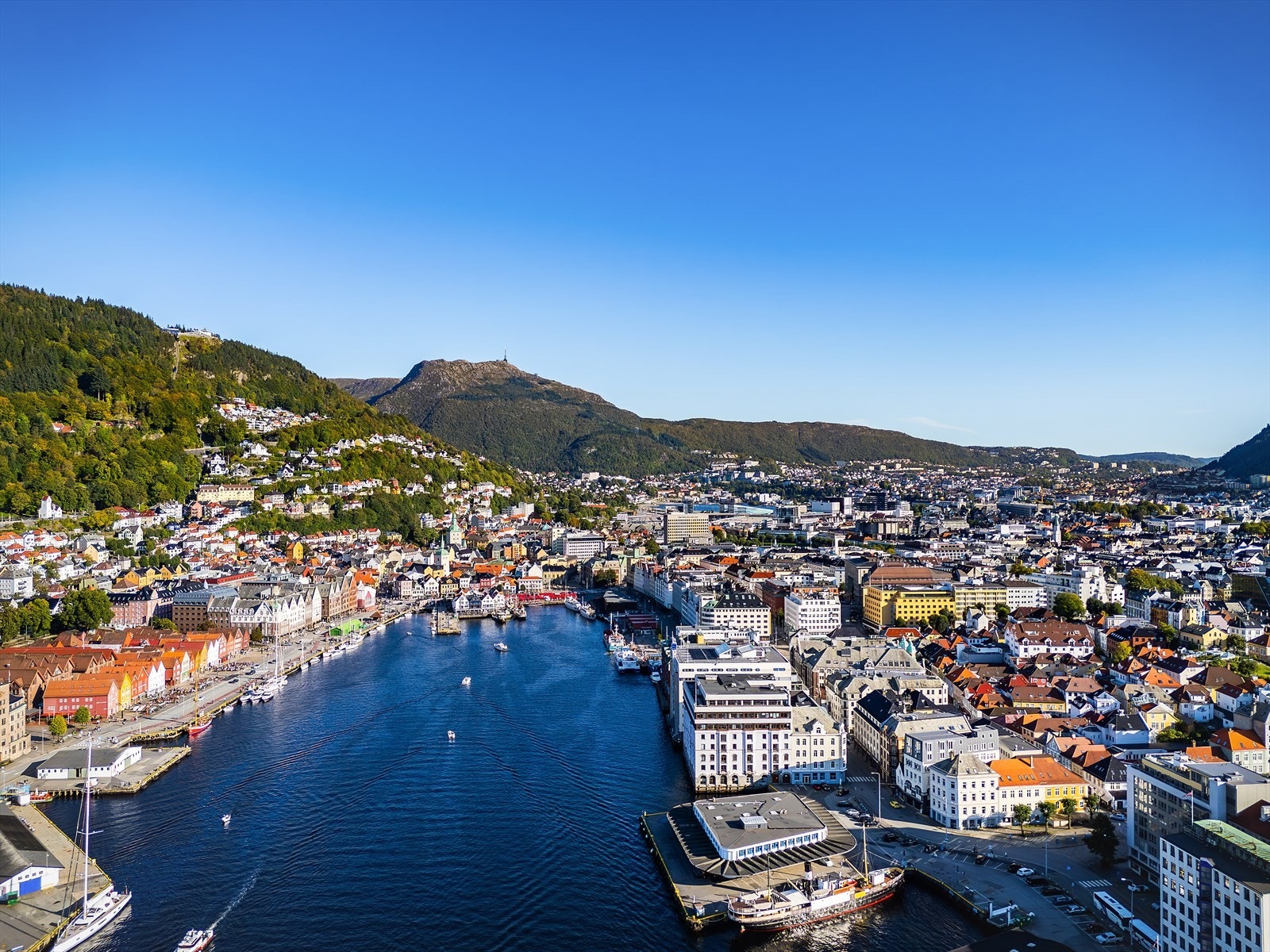 - Bergen sentrum ligger bare en kort spasertur unna - fylt med kulturliv, shopping og gode restauranter - Galleribilde