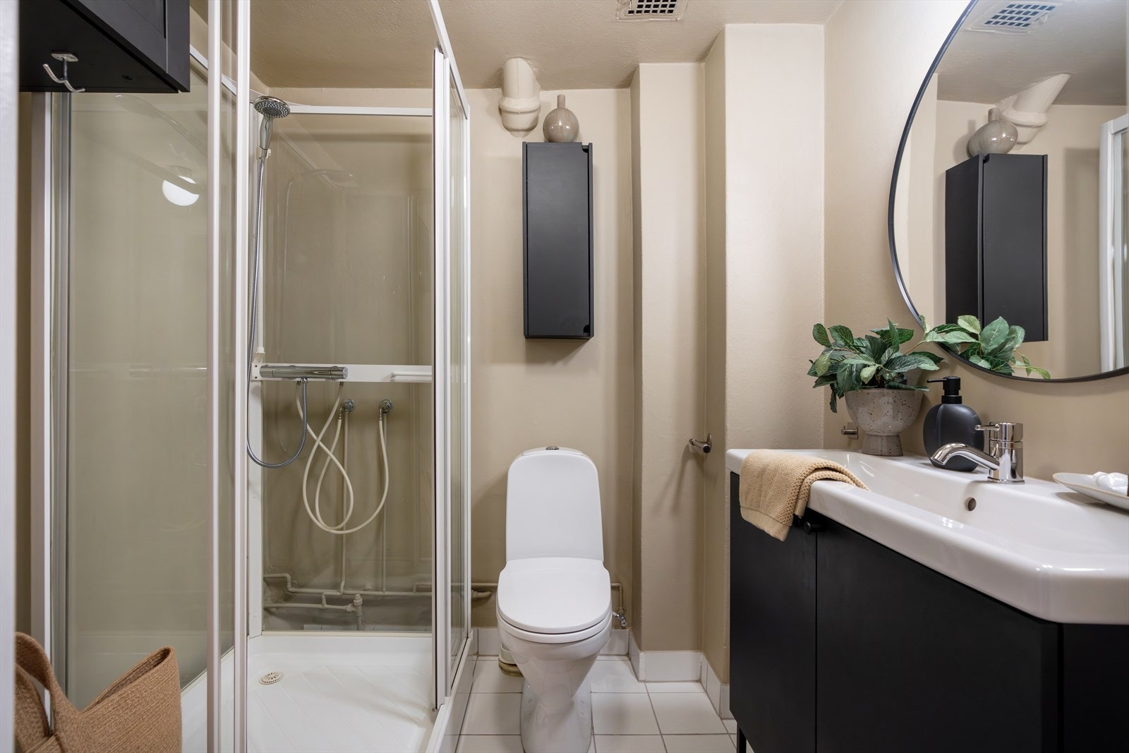 - Badet har praktiske løsninger som gulvvarme og en klassisk innredning - klar for å tilpasses din stil - Galleribilde