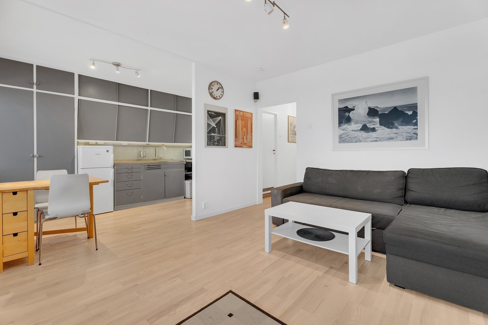 Romslig stue med parkett på gulv, malte vegger og malt tak. Galleribilde