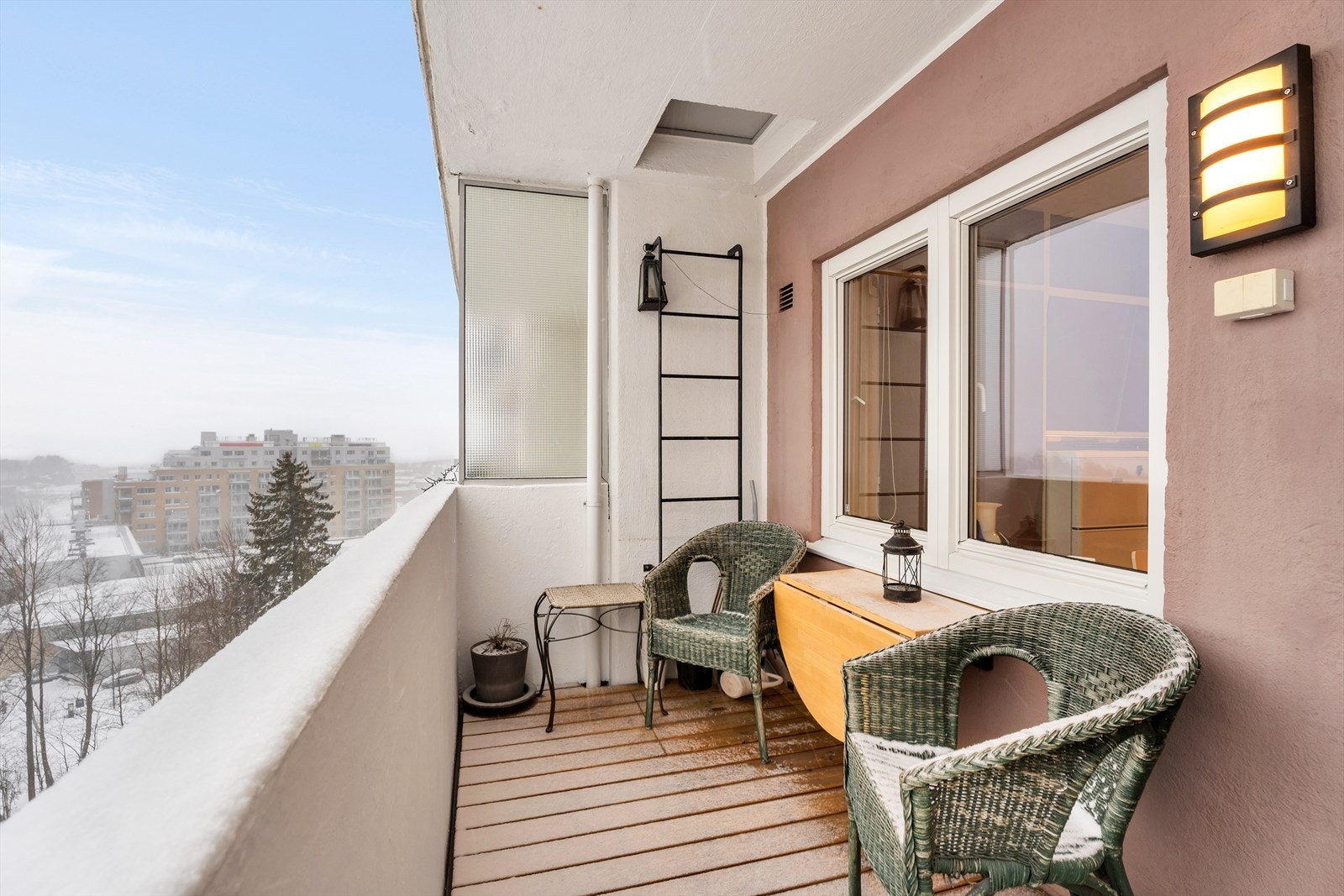 Fra stuen er det utgang til en hyggelig vestvendt balkong med god utsikt og gode solforhold. Galleribilde