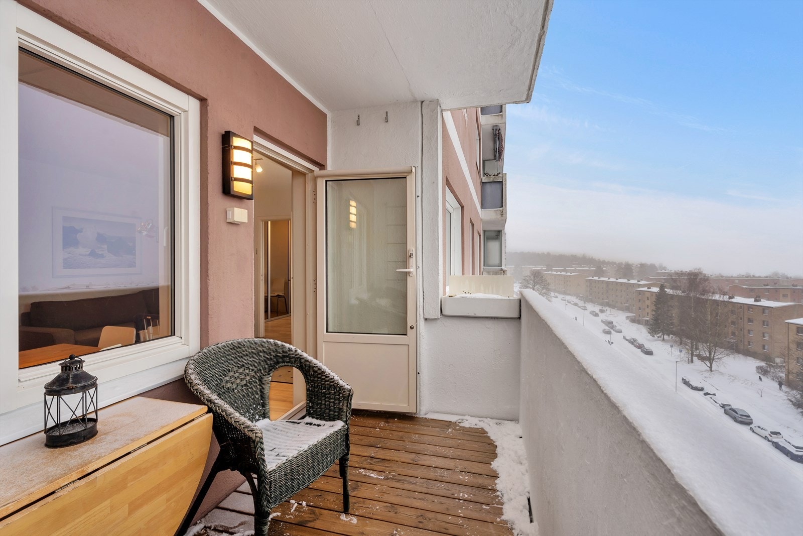 Fra stuen er det utgang til en hyggelig vestvendt balkong med god utsikt og gode solforhold. Galleribilde