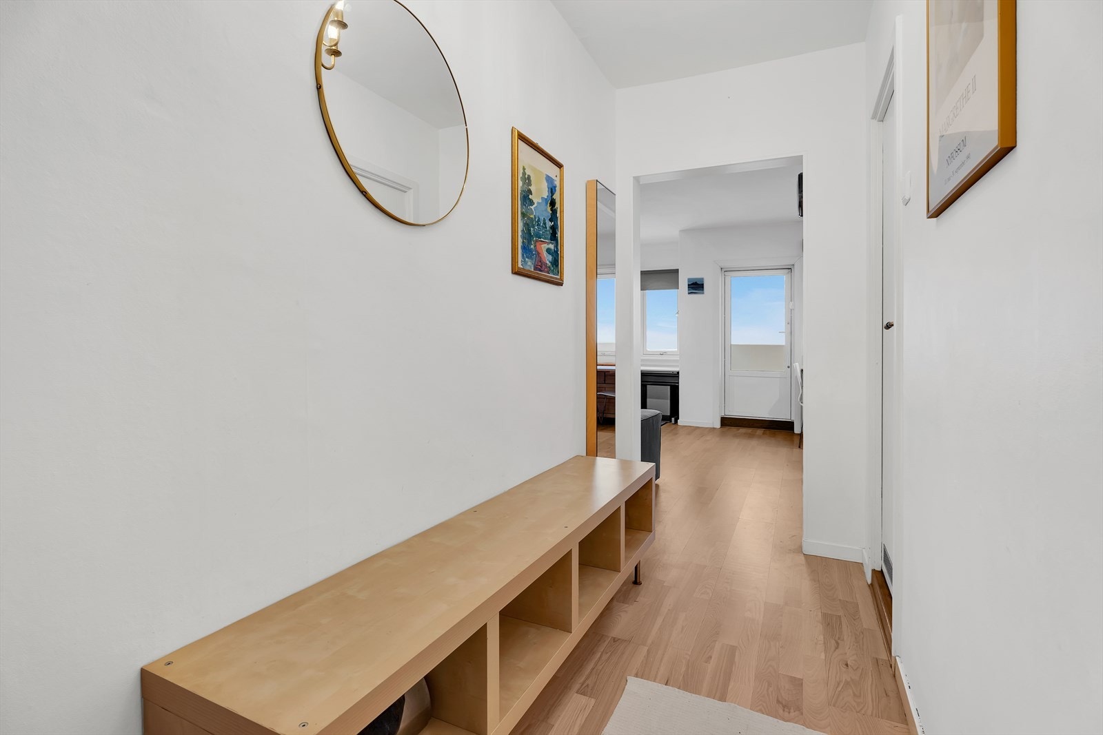 Entré med parkett på gulv, malte vegger og malt tak. Det er montert calling anlegg med døråpner som man kan enkelt slippe inn gjester. Her er det god plass til både yttertøy og sko. Galleribilde