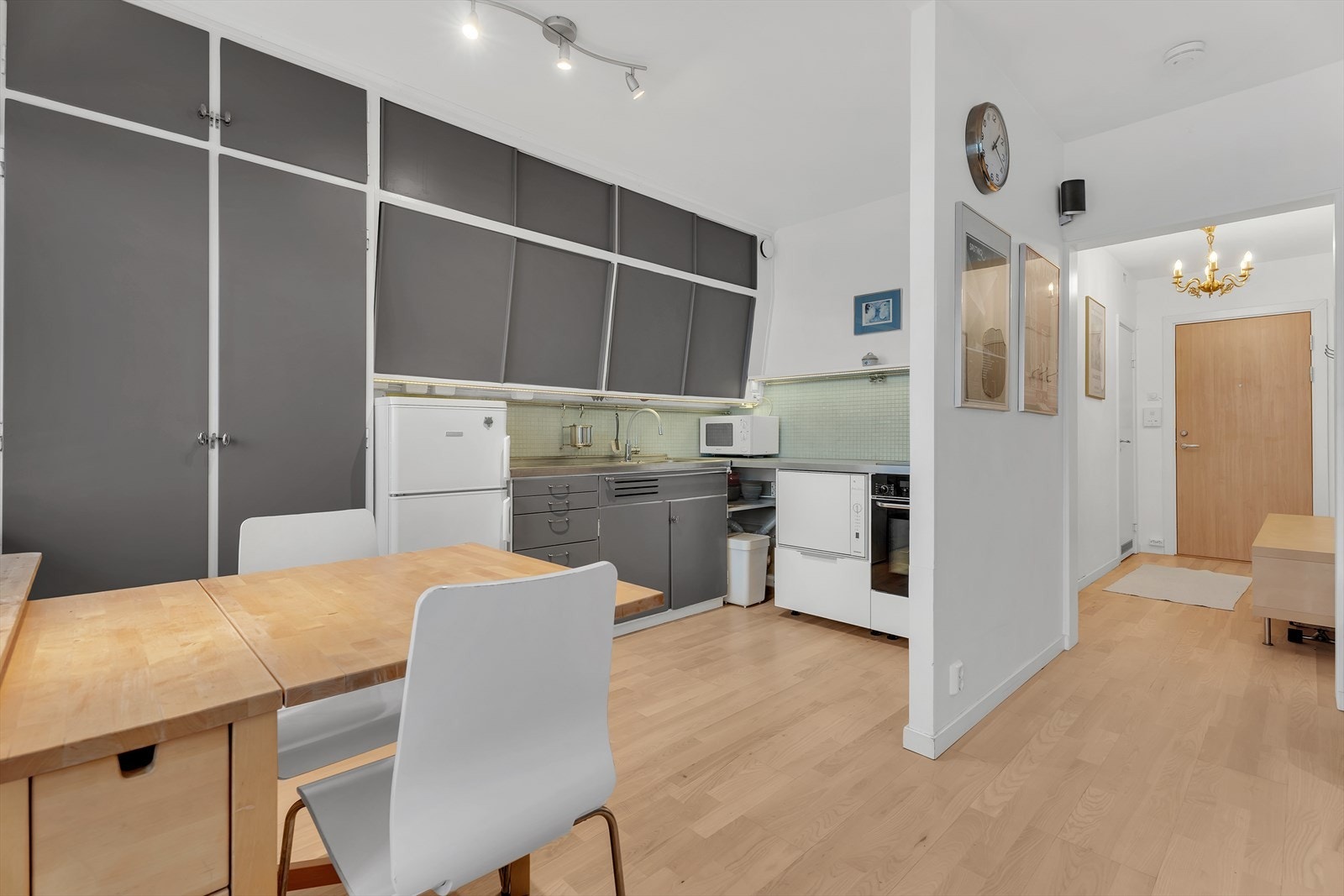 Kjøkken med parkett på gulv, malte vegger og malt tak. Galleribilde