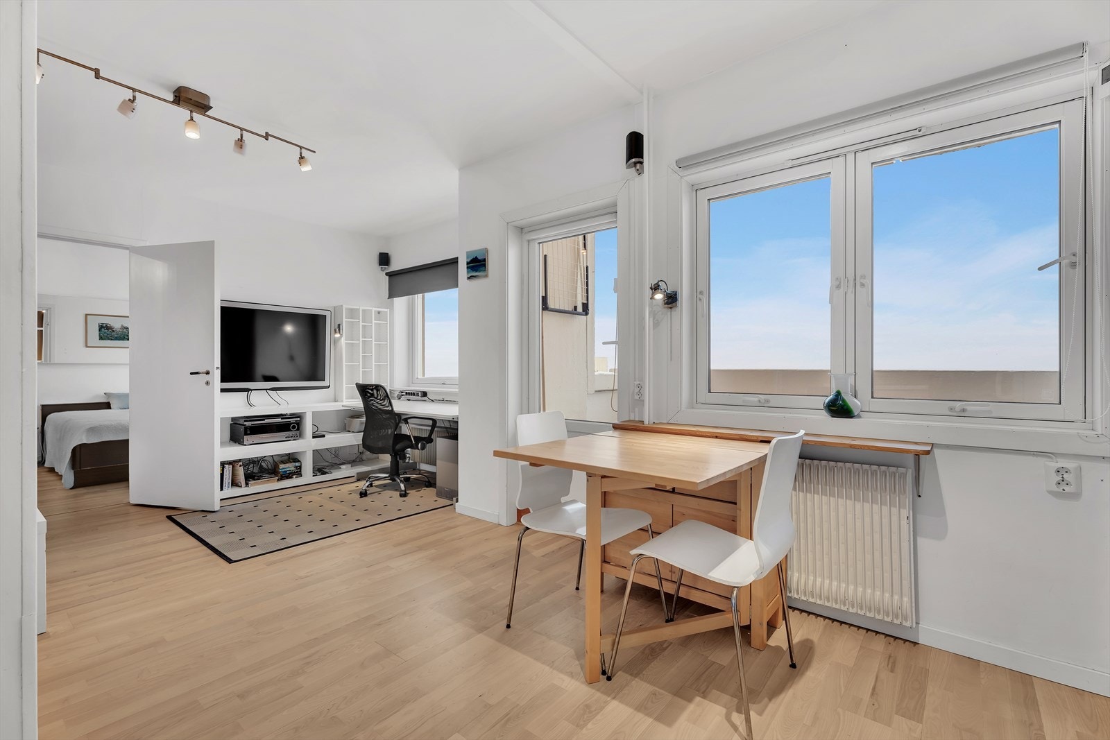 Romslig stue med parkett på gulv, malte vegger og malt tak. Galleribilde