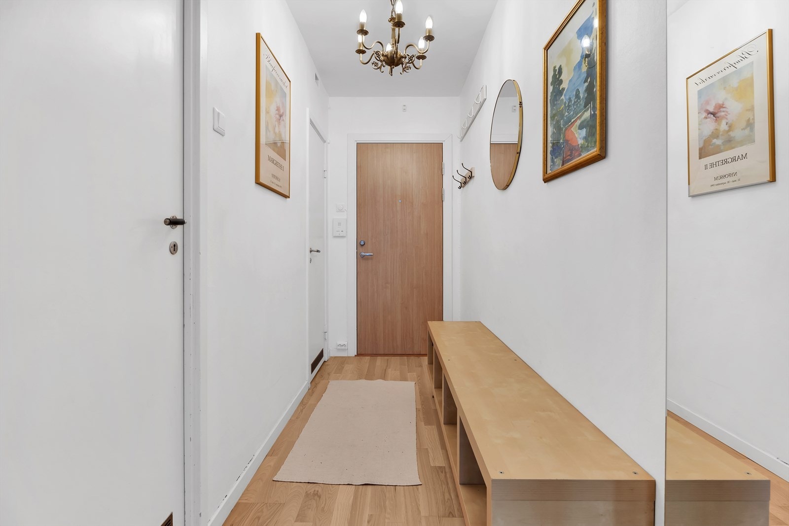 Entré med parkett på gulv, malte vegger og malt tak. Det er montert calling anlegg med døråpner som man kan enkelt slippe inn gjester. Her er det god plass til både yttertøy og sko. Galleribilde