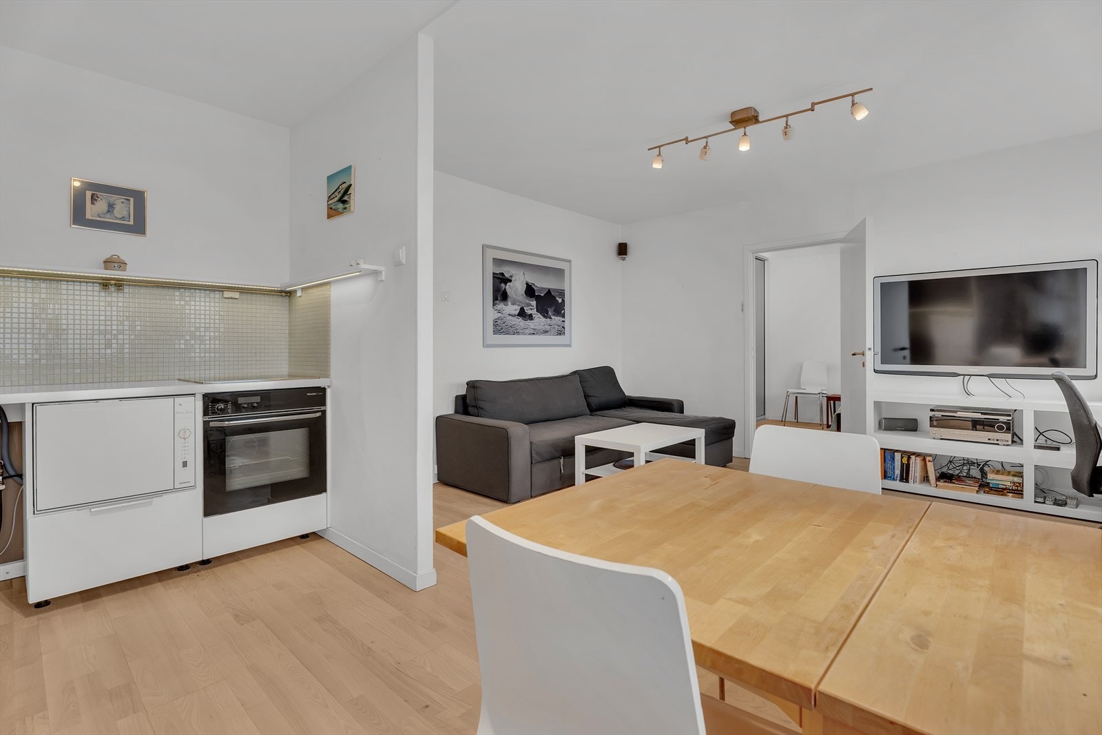 Åpen og luftig løsning mellom kjøkken og stue. Galleribilde