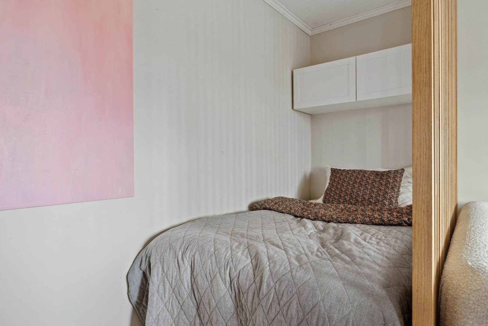 Sovealkove er skilt fra stue med oppsatt trevegg, godt utnyttet og praktisk for leilighetens planløsning. Galleribilde