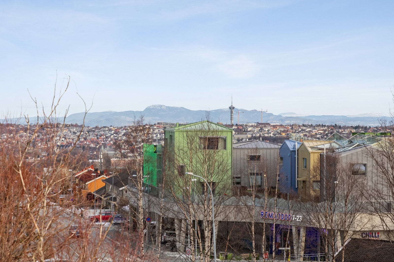Busstopp like ved, deretter kort vei til både Trondheim sentrum og vakker natur i Bymarka! Galleribilde